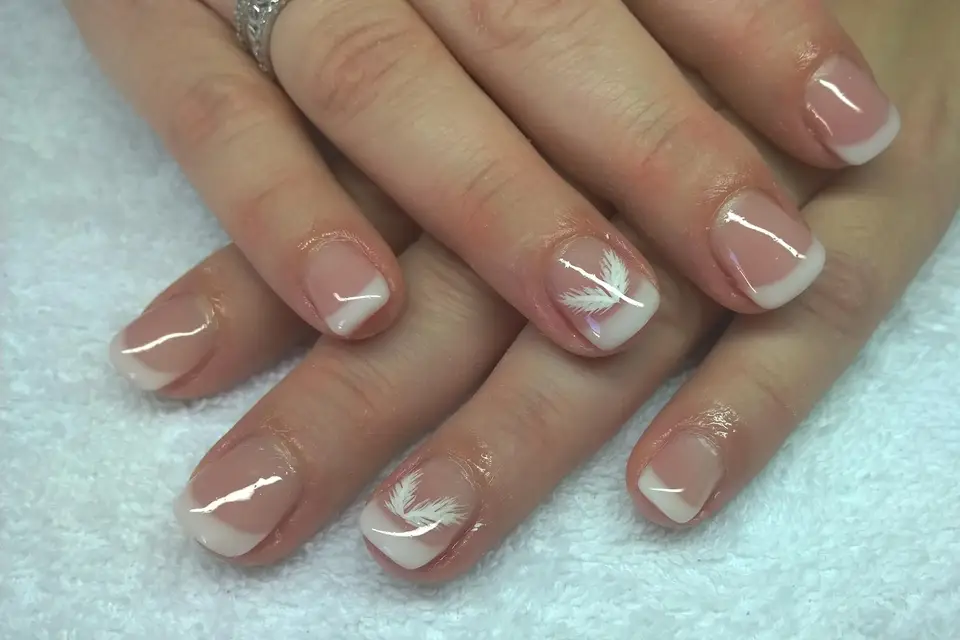 Belle Dame Papillon Nails — photo 1