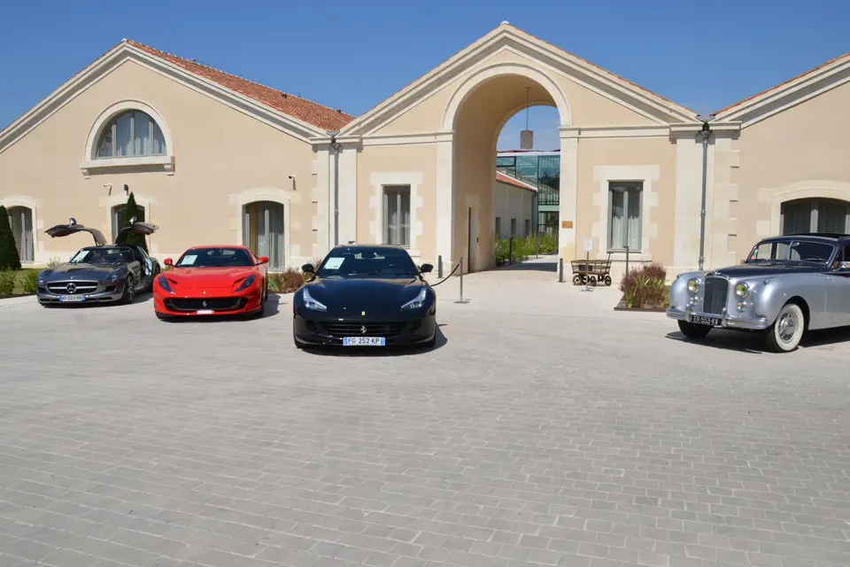 GT Inside — photo 1