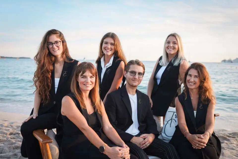 Très Chic The Agency — photo 2