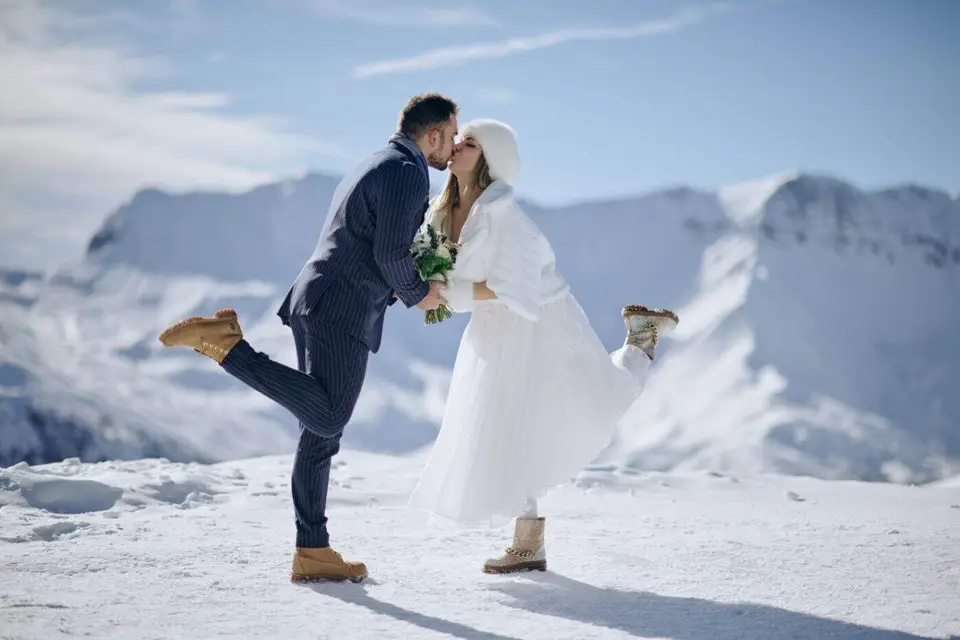 Très Chic The Agency