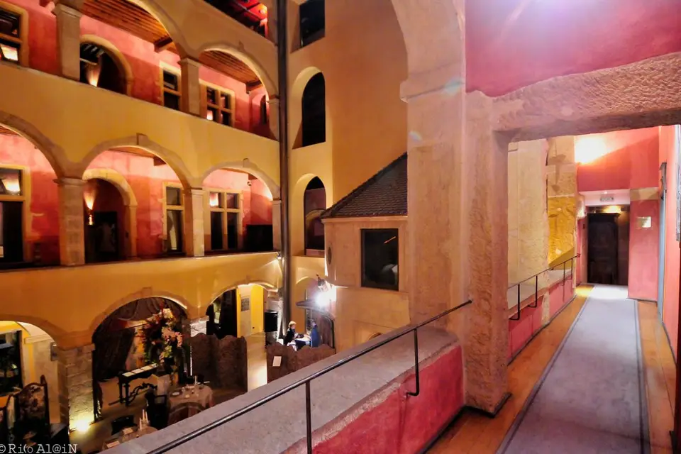 Cour des Loges — photo 2