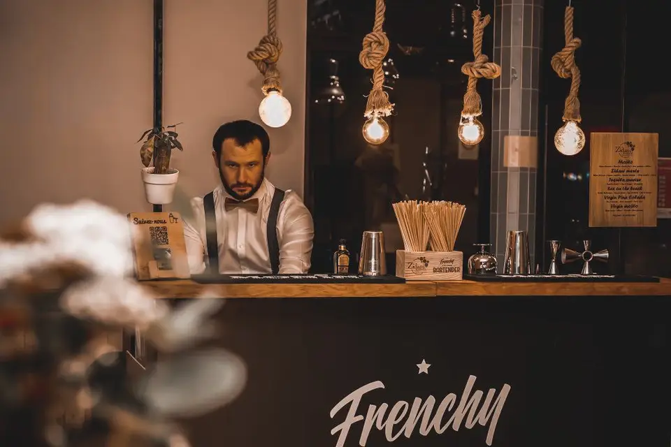Frenchy bartender — photo 8