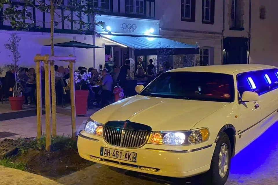 Golden Limo — photo 1