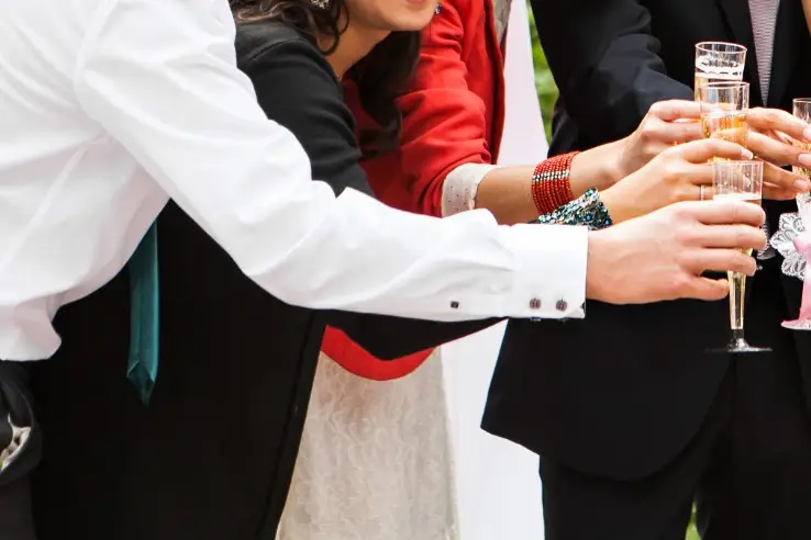 Les Pieds Sous la Table