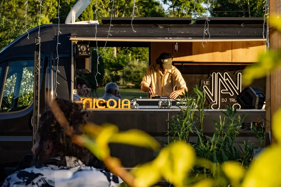 Le Van - DJ Truck