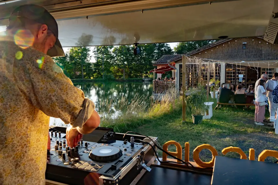 Le Van - DJ Truck — photo 1