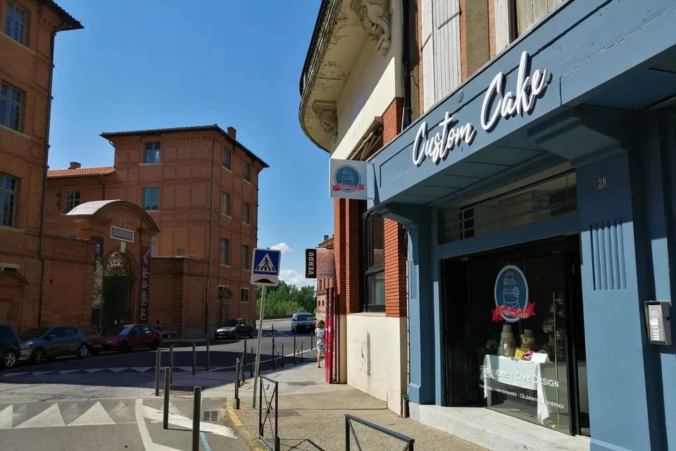 Custom Cake — photo 1