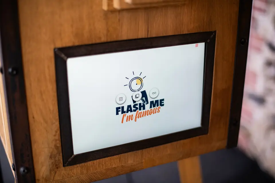 Flash Me I'm Famous — photo 2