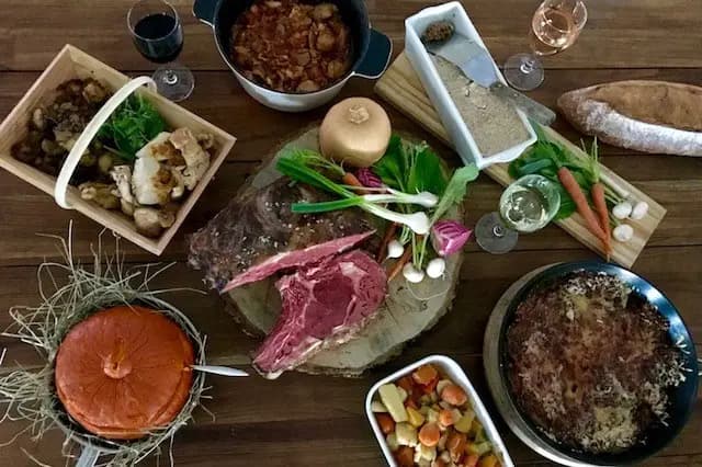 Les deux coudes sur la table