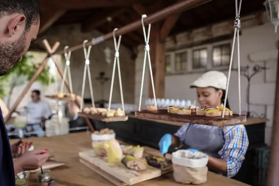 Les deux coudes sur la table — photo 3