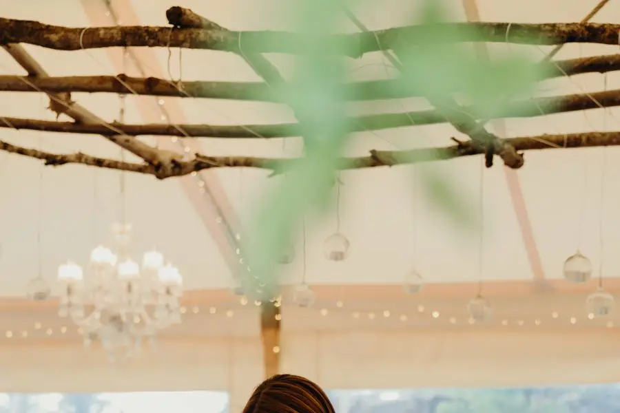 Les deux coudes sur la table — photo 2