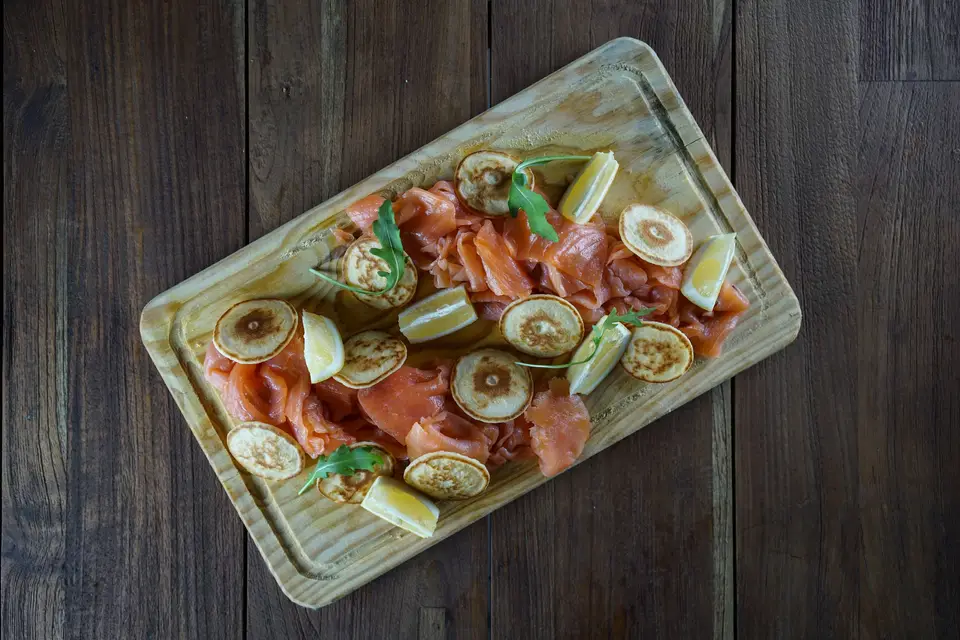 Les deux coudes sur la table — photo 6