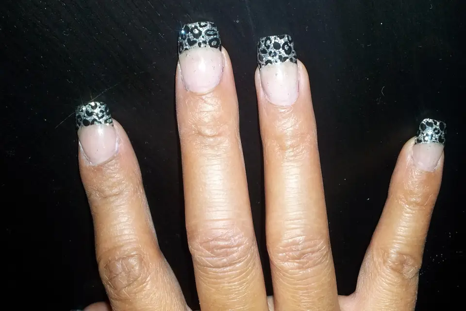 Aux Ongles Précieux — photo 1