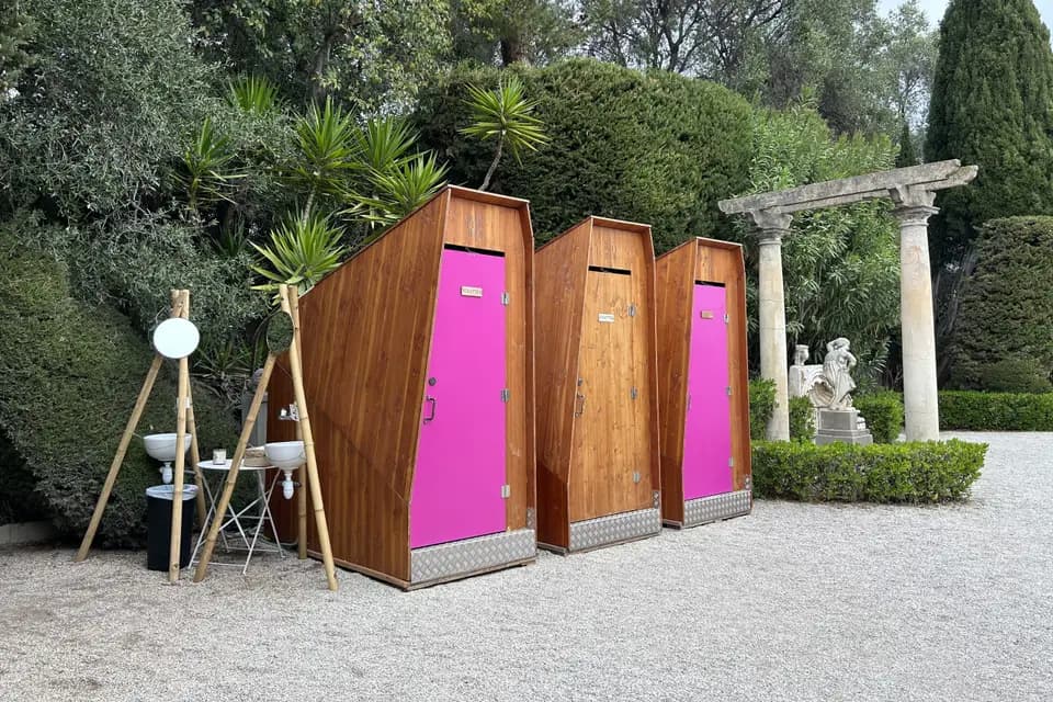 Lovely Toilettes — photo 2