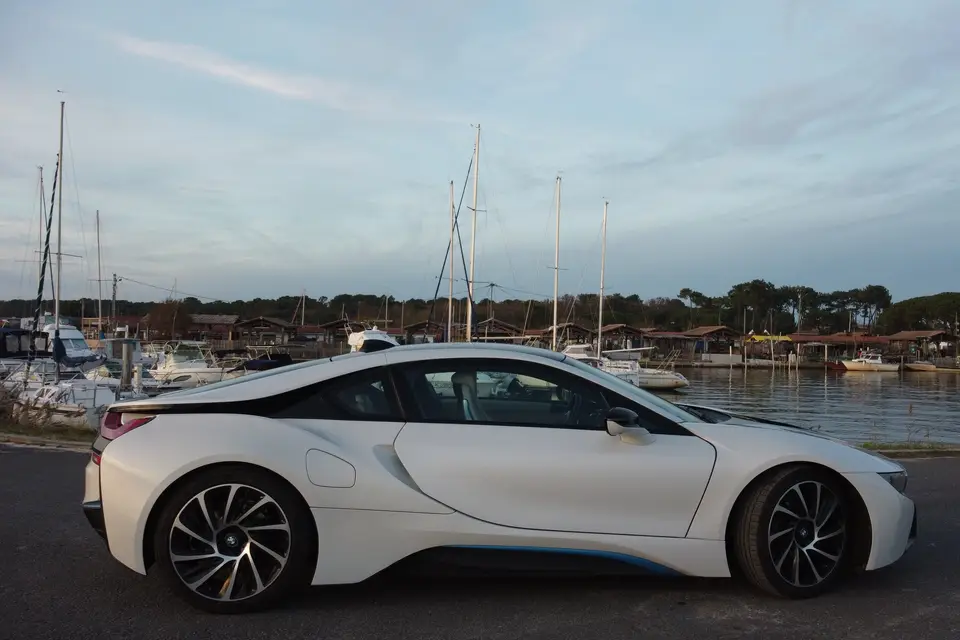 I8 supercar — photo 4