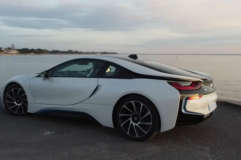 I8 supercar — photo 6