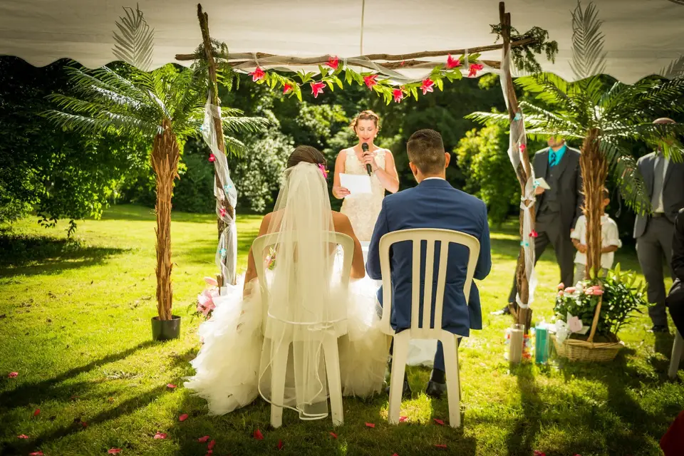 L s'en mêle by Laura