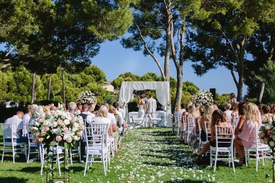 The Parisian Celebrant — photo 1