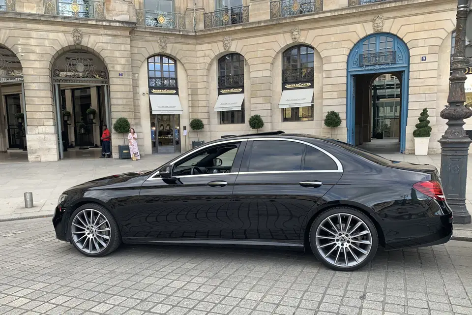 Private Black Car — photo 1