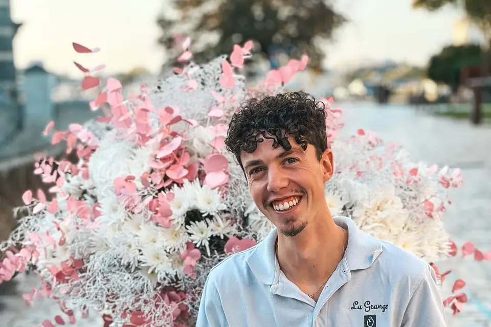 La Grange Ô Fleurs by Léo