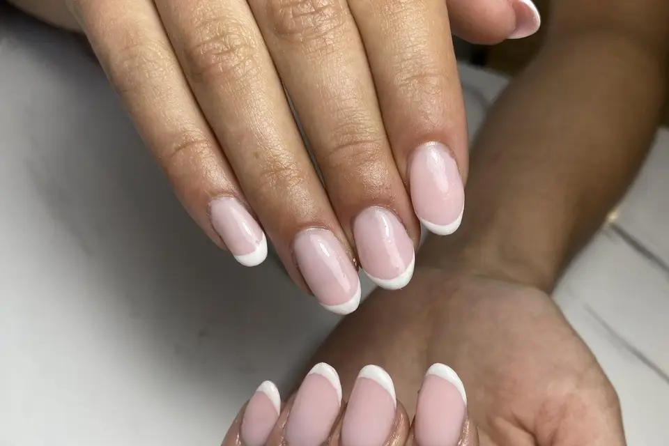 Chloé Makeup Nails — photo 4